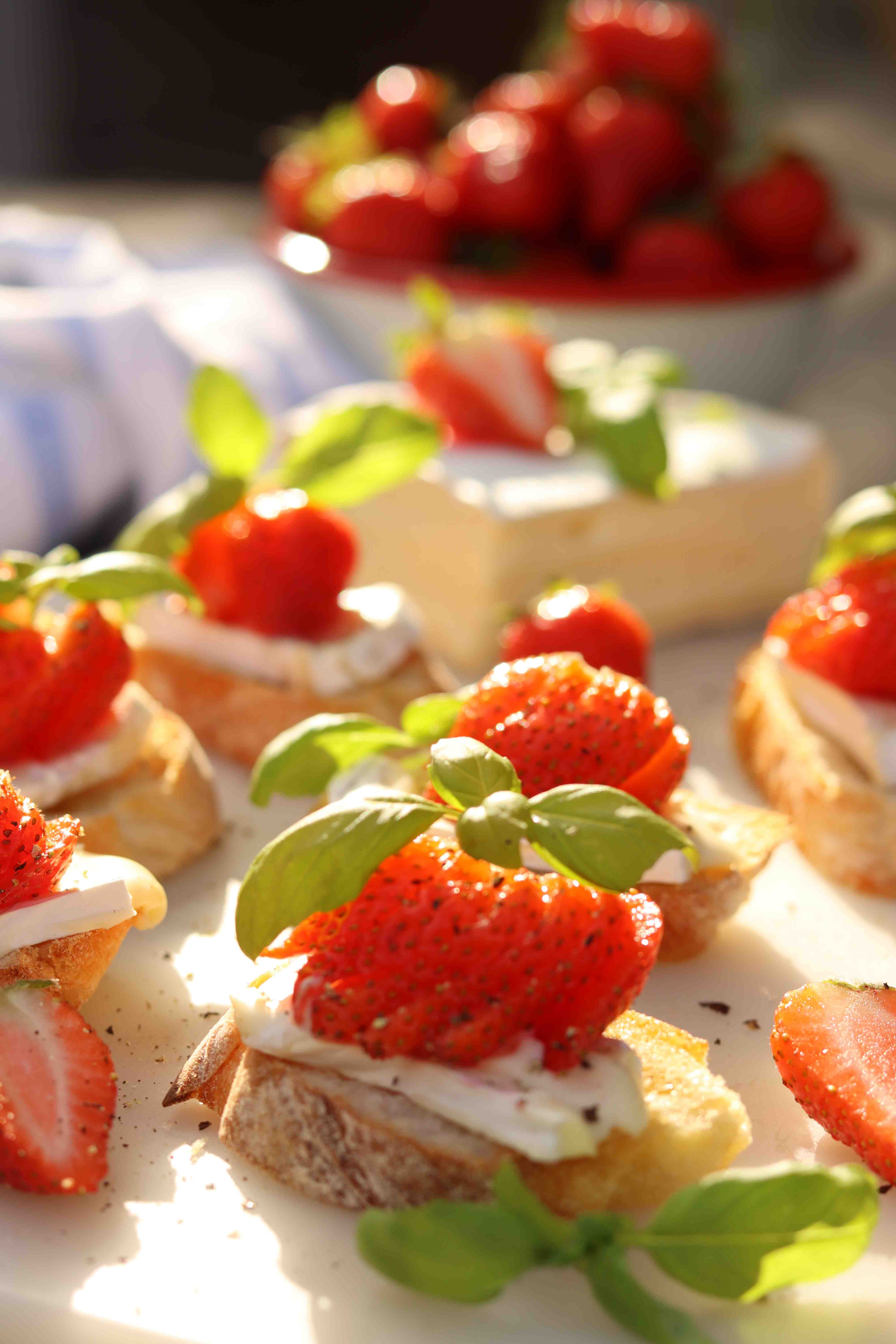 Bruschetta med jordgubbar och brie Thumbnail
