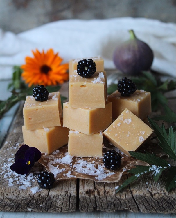 Fudge med brynt smör och flingsalt