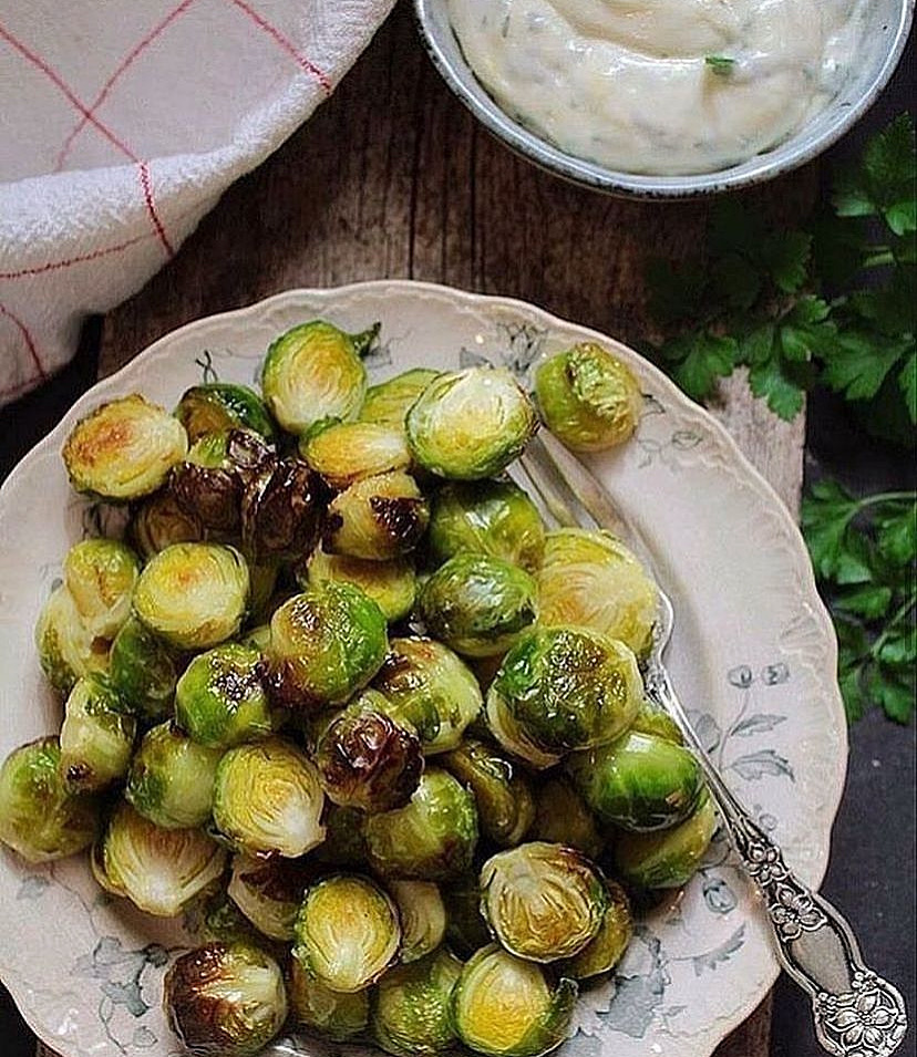 Ugnsrostad brysselkål med persiljemajonnäs