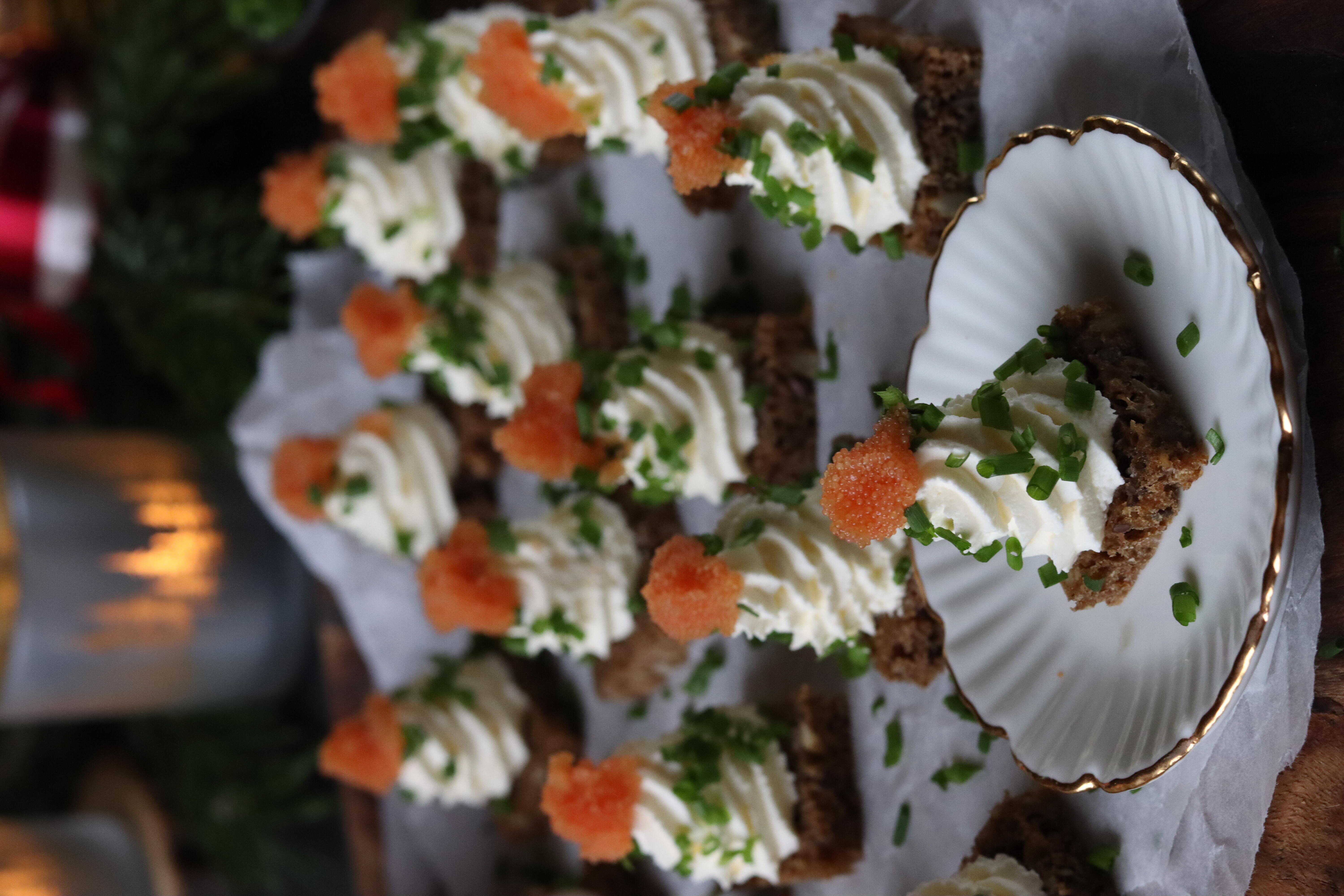 Snittar med vispad smetana, gräslök och rom Thumbnail