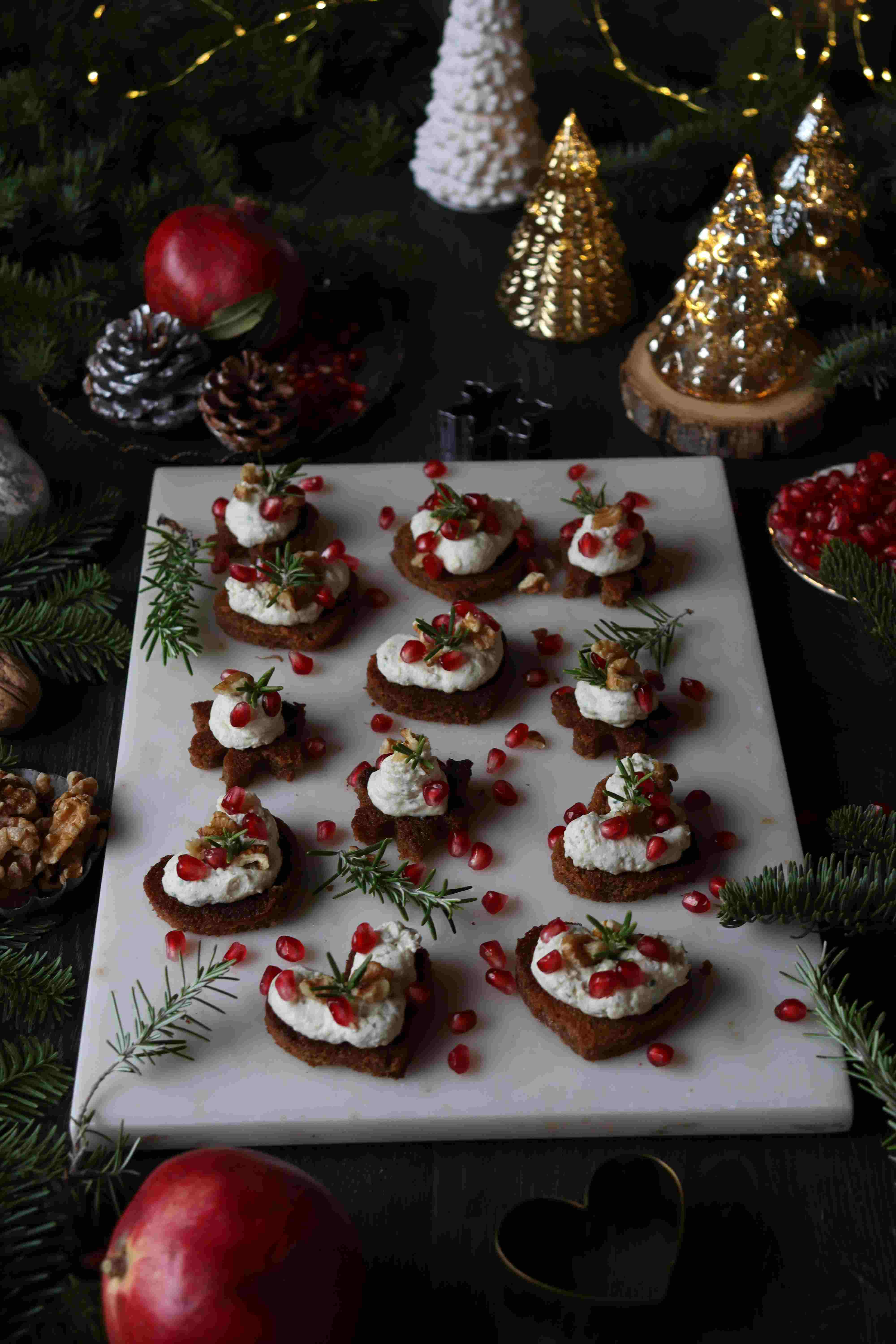 Smörstekt pepparkaka med ädelostkräm
