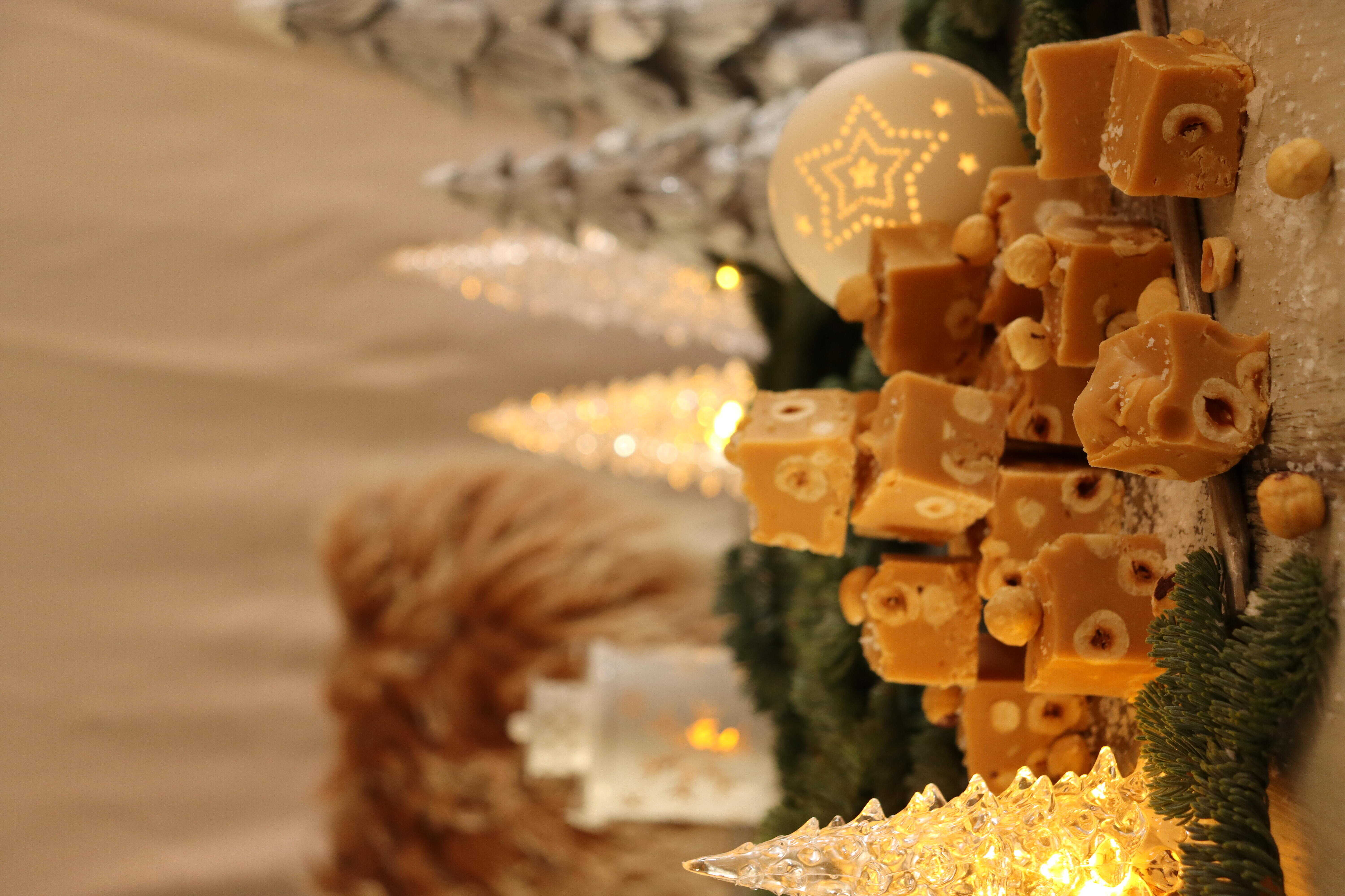 Karamellfudge med kaffe, hasselnötter och flingsalt Thumbnail