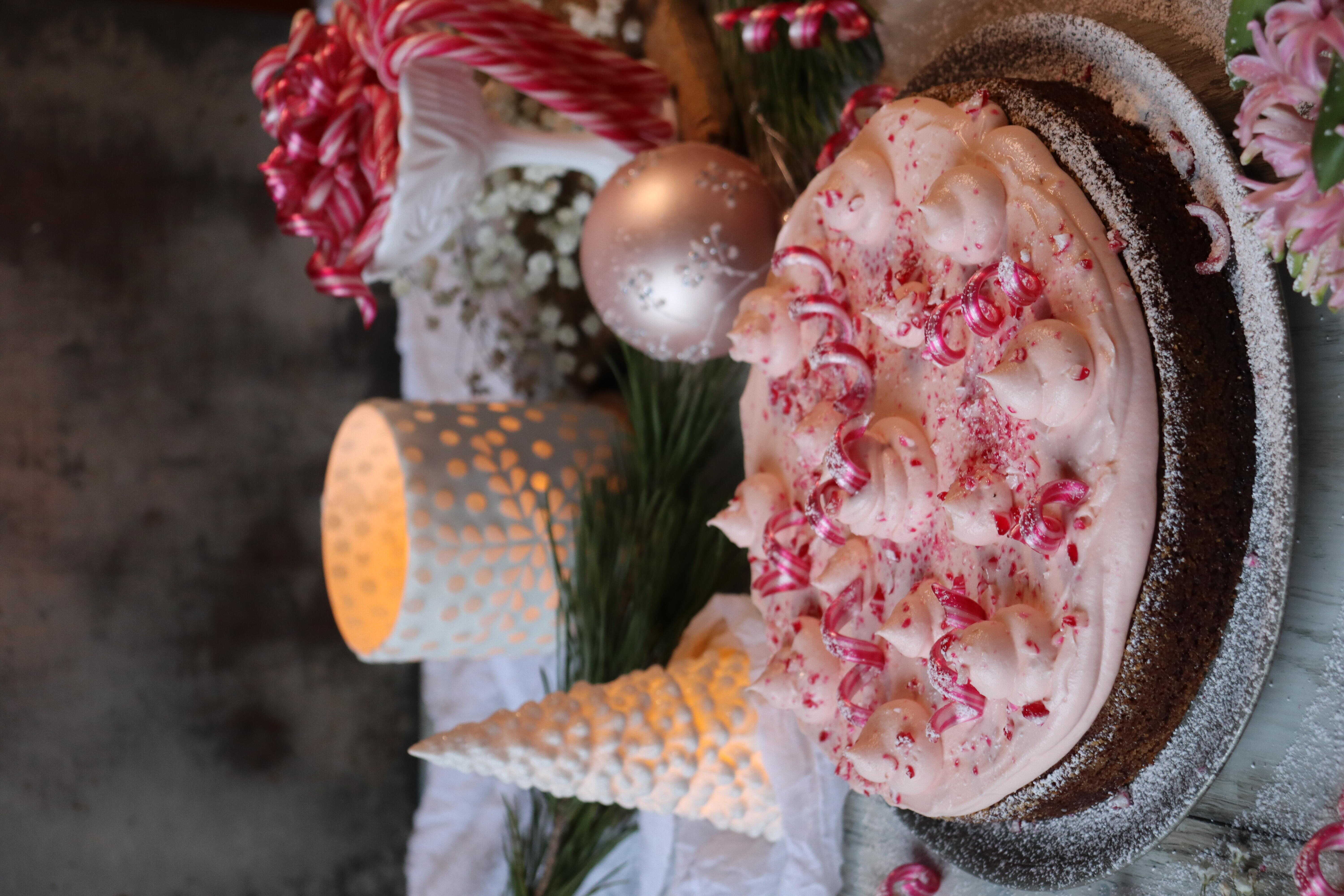 Kladdkaka med polkagrismousse